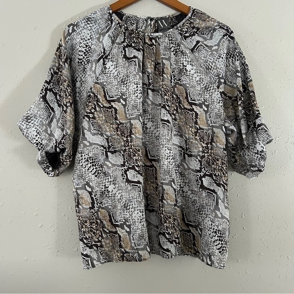 🦋 NWT Worthington Round Neck Short Sleeve Blouse Snakeskin Casual Large - Picture 1 of 7